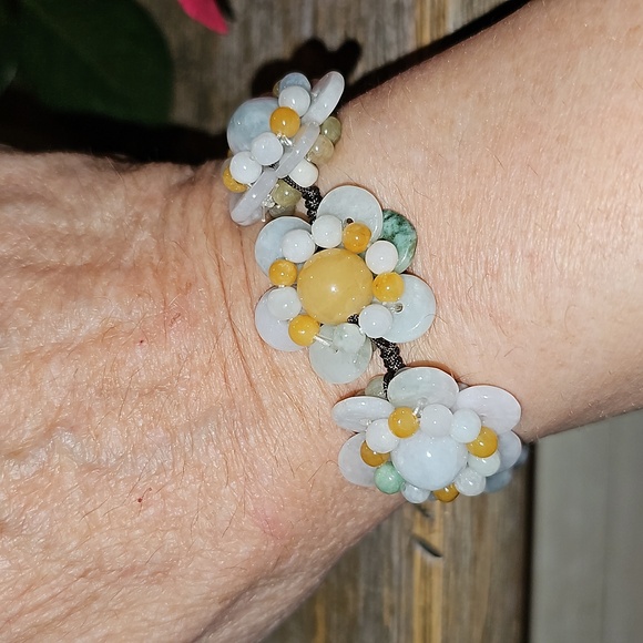 New Jade Flower Bracelet - Picture 3 of 6